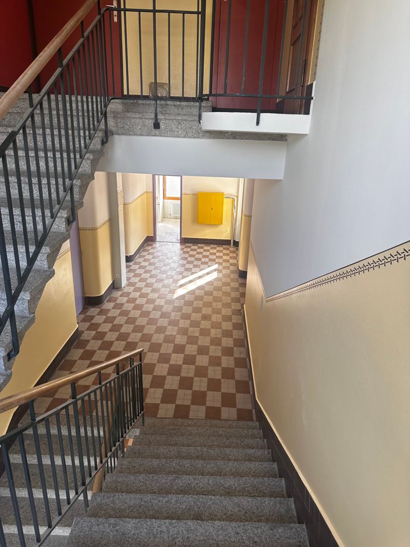 Cage d'escalier – peinture et frise décorative