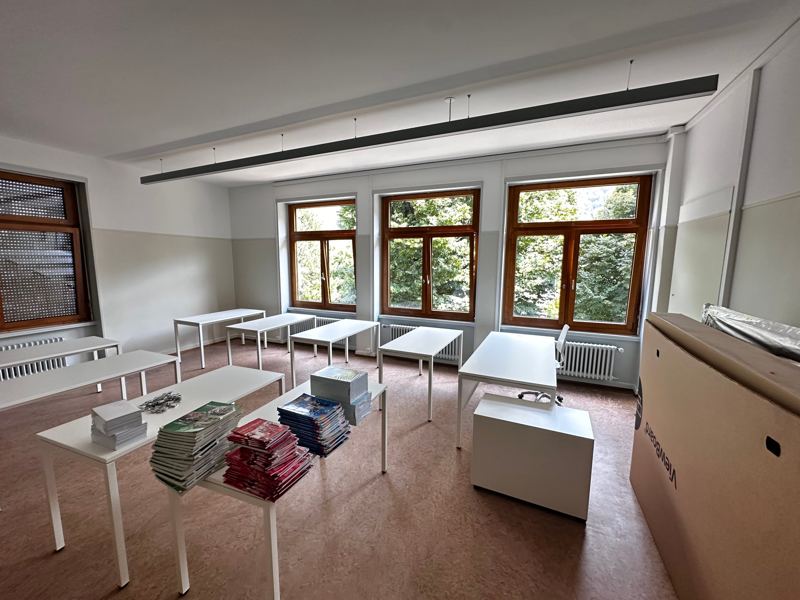 Salle de classe rénovée, plafond et murs neufs