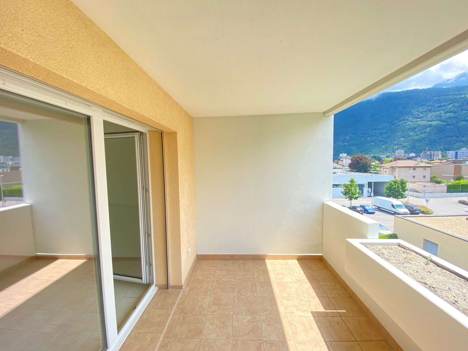 Terrasse d'appartement avec murs fraîchement peints